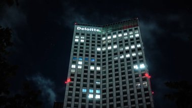 ROTTERDAM, NETHERLANDS - 13 Eylül 2025 - Deloitte gökdeleni Rotterdam 'da karanlık, yıldızlı bir gökyüzüne karşı parlıyordu