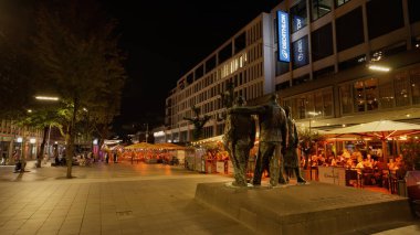 ROTTERDAM, NETHERLANDS - 13 Eylül 2025 - İnsanlar Rotterdam 'da canlı bir şehir caddesinde akşam yemeği ve gece hayatının tadını çıkarıyorlar.