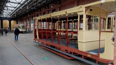 HAGUE, NETHERLANDS - 14 Eylül 2025 Hollanda, Lahey 'deki bir toplu taşıma müzesinde klasik açık tramvay sergilenmektedir.