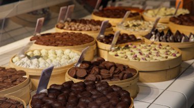 HAG, NETHERLANDS - 14 Eylül 2025 - Çikolatalı bonbonlar ve bir dükkanda sergilenen şekerleme