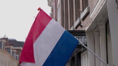 HAGUE, NETHERLANDS - 14 Eylül 2025 - Lahey 'deki binada asılı duran Hollanda Ulusal Bayrağı