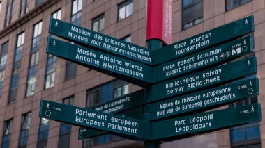 BRÜKSEL, BELGIUM - 12 Eylül 2025 - Brüksel işaret direği Avrupa Parlamentosu, müzeler ve çeşitli dillerde çeşitli mekanlar