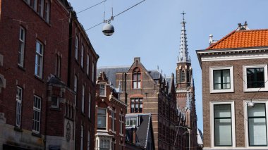 HAGUE, NETHERLANDS - 14 Eylül 2025 - Lahey, Hollanda 'nın tarihi ufuk çizgisini şekillendiren klasik tuğla binalar ve kilise kulesi