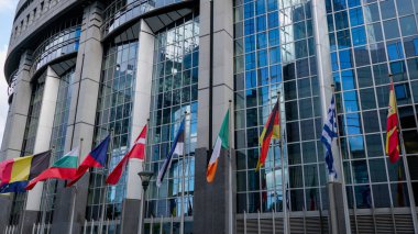 BRÜKSEL, BELGIUM - 12 Eylül 2025 - Avrupa Birliği üye ülkelerini temsil eden ulusal bayraklarla Avrupa Parlamentosu binası cephesi
