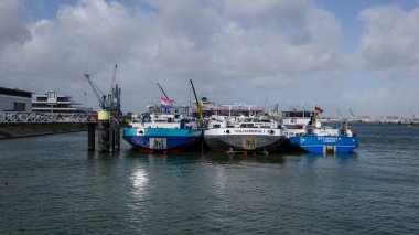 HAG, NETHERLANDS - 14 Eylül 2025 - Bir sanayi limanına yanaşan mavnalar, deniz taşımacılığı ve lojistik