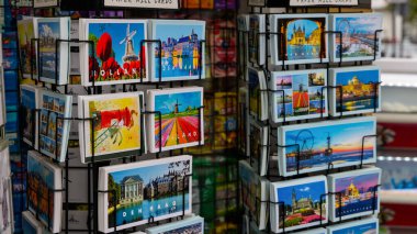 HAG, NETHERLANDS - 14 Eylül 2025 - Hollanda 'nın ünlü yel değirmenleri ve lale tarlalarını gösteren hediyelik kartpostallar