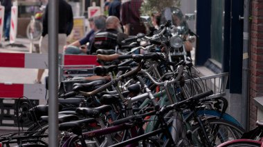 HAGUE, NETHERLANDS - 14 Eylül 2025 Hague 'de sürdürülebilir şehir ulaşımını ve şehir yaşamını gösteren bisiklet kuyruğu