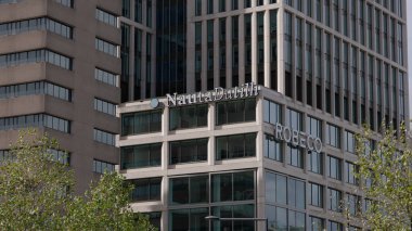 ROTTERDAM, NETHERLANDS - 13 Eylül 2025 - Rotterdam, Hollanda 'daki ticari binaların modern mimarisi,