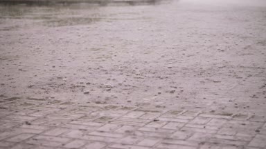 yakın çekim, ağır yağmur, duş, büyük ağır damla damla sokak çini üzerine. ıslak zemin doku, ağır yağmur damlaları asfalt üzerinde yağmur damlası. şiddetli yağmur sırasında su su birikintileri