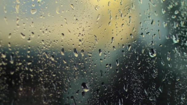Close-up, no vidro há grandes gotas de chuva, água, gotas de água em uma estrutura de vidro, superfície. vidro colorido, fundo — Vídeo de Stock
