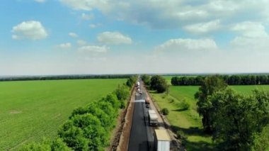 Havadan görünümü yeni asfalt yolda yol onarın. trafik bir tarafında koydu asfalt vardır. onarım nedeniyle ters hareket yolun trafik sıkışıklığı bir tarafında çalışır.