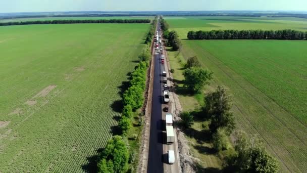 Vista aérea sobre a nova estrada de asfalto, reparação de estradas. há asfalto colocado em um lado do tráfego. devido à reparação, trabalhos de movimento reverso em um lado da estrada, engarrafamento — Vídeo de Stock