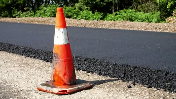 Yolda trafik koni. Yol inşaat çalışmaları, yol onarım. Yolda trafik bir tarafında koydu taze asfalt vardır. İnşaat ve onarım karayolu — Stok video