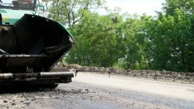 Orada yolda bir otoyol tamiri yeni bir taze asfalt kaplama, döşeme için özel bir tekniktir kapsayan. Yol inşaat işleri