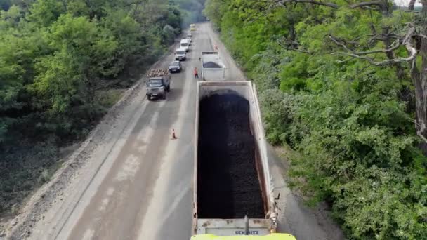 Čerkasský kraj, Ukrajina - 31. května 2018: Letecký pohled na opravu silnice, proces pokládky nové asfaltové krycí, silniční a stavební práce. — Stock video
