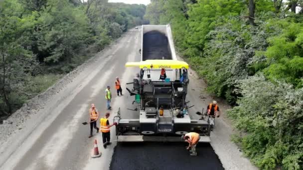 Cherkassy Region, Ukraina - 31 maj 2018: Flygfoto på reparation av en motorväg, processen att lägga en ny asfalt täcker, vägbyggen fungerar. — Stockvideo