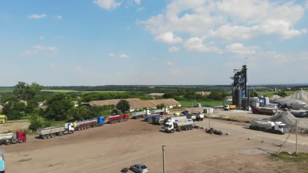 CHERKASSY REGION, UKRAINE - MAY 31, 2018: Aerial view on asphalt plant, the territory of the plant, the mountains of rubble, many kamazes, trucks., Road construction works. — Stock Video