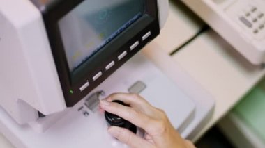 kadın doktor göz doktoru, göz doktoru ile temassız tonometer cheking hastaların görme, göz içi basıncı göz kliniği veya optik mağaza, ophthalmilogical laboratuvar olduğunu.