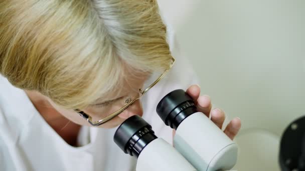 Kobieta lekarz okulista, okulista z braku kontaktu tonometru jest pacjenci cheking wizji, ciśnienie śródgałkowe oko optyka lub kliniki sklepie, laboratorium ophthalmilogical. — Wideo stockowe