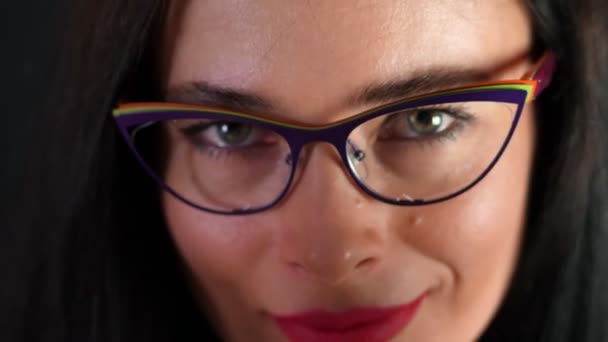 Retrato Una Mujer Morena Sexy Con Labios Rojos Que Erótica — Vídeo de stock