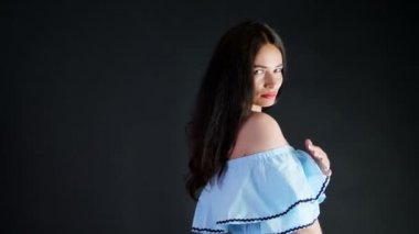 Kırmızı dudaklar eroticly ve şakacı taşır ve cinsel kameraya bakarak, stüdyoda poz ile seksi esmer kadın portresi. koyu gri arka plan.