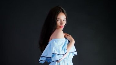 Kırmızı dudaklar eroticly ve şakacı taşır ve cinsel kameraya bakarak, stüdyoda poz ile seksi esmer kadın portresi. koyu gri arka plan.