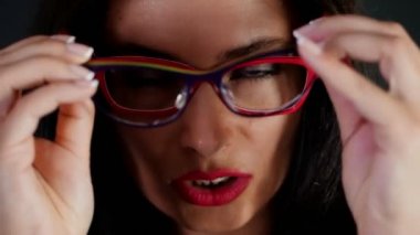 kırmızı seksi esmer kadın portresi kim eroticly dudakları ve şakacı şık gözlük, gözlük ve kamera Studio cinsel açıdan bakarak farklı çift üzerinde çalışır.