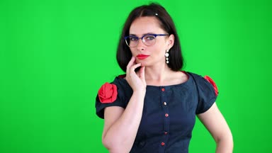 yeşil renkli, chromeakey. şık gözlük, Gözlük, kırmızı dudaklar ile seksi esmer kadın portresi eroticly, şakacı, hamle cinsel kameraya bakarak, stüdyoda poz.