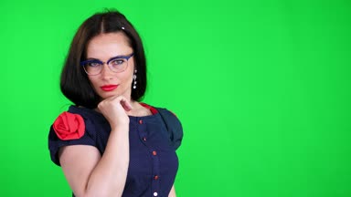 yeşil renkli, chromeakey. şık gözlük, Gözlük, kırmızı dudaklar ile seksi esmer kadın portresi eroticly, şakacı, hamle cinsel kameraya bakarak, stüdyoda poz.