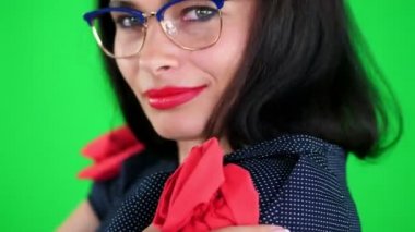 yeşil renkli, chromeakey. şık gözlük, Gözlük, kırmızı dudaklar ile seksi esmer kadın portresi eroticly, şakacı, hamle cinsel kameraya bakarak, stüdyoda poz.