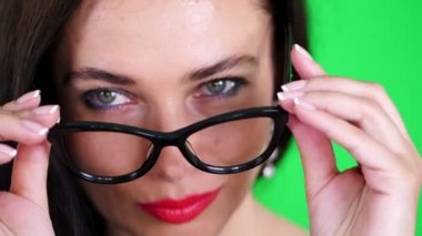 yeşil renkli, chromeakey. şık gözlük, Gözlük, kırmızı dudaklar ile seksi esmer kadın portresi eroticly, şakacı, hamle cinsel kameraya bakarak, stüdyoda poz.