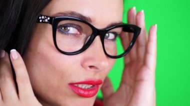 yeşil renkli, chromeakey. şık gözlük, Gözlük, kırmızı dudaklar ile seksi esmer kadın portresi eroticly, şakacı, hamle cinsel kameraya bakarak, stüdyoda poz.