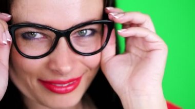 yeşil renkli, chromeakey. şık gözlük, Gözlük, kırmızı dudaklar ile seksi esmer kadın portresi eroticly, şakacı, hamle cinsel kameraya bakarak, stüdyoda poz.