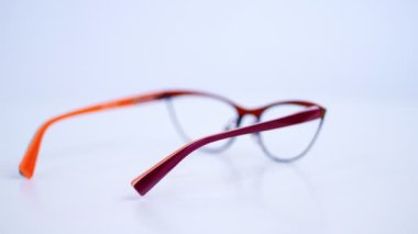 rotasyon, beyaz arka plan, şık gözlük, Gözlük, şık güzel close-up lensler için kadın modeli ayarlama. Online mağaza