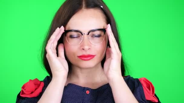 Fondo verde, cromeakey. retrato de una mujer morena sexy con labios rojos, en gafas elegantes, gafas, movimientos eróticos, juguetones, mirando sexualmente a la cámara, posando en el estudio . — Vídeos de Stock