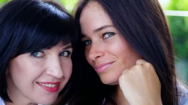 Porträt von zwei angenehm lächelnden, schönen echten 40-jährigen Frauen. glückliche Freunde mittleren Alters treffen sich — Stockvideo