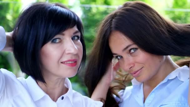 Portrait de deux jolies femmes souriantes et belles de 40 ans. Bonne réunion d'amis d'âge moyen — Video