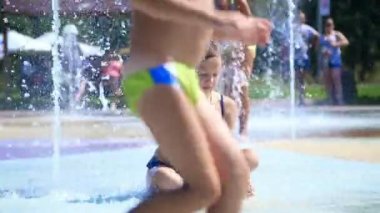 gülümseyen, mutlu sekiz yaşındaki kız sokak şehir Çeşme, açık havada, su sıçramalarına, eğleniyor park, yaz, tatil sırasında sıcak güneşli gün mayo.