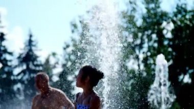 gülümseyen, mutlu sekiz yaşındaki kız sokak şehir Çeşme, açık havada, su sıçramalarına, eğleniyor park, yaz, tatil sırasında sıcak güneşli gün mayo.