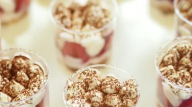 yakın çekim, çeşitli leziz tatlılar, krema, çikolata ve çilek ile kek. tarçın ile krem şanti. Festival dekor, tatlı bir bar, bir köşesinde, bir tedavi