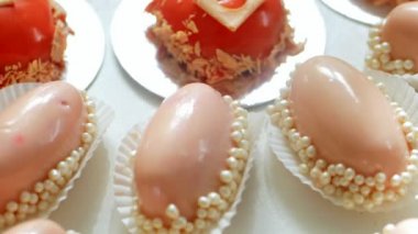 yakın çekim, leziz tatlılar çeşitli, Pasta krema altında. Festival dekor, tatlı bar, şekerlemeler başyapıtları, muamele etmek