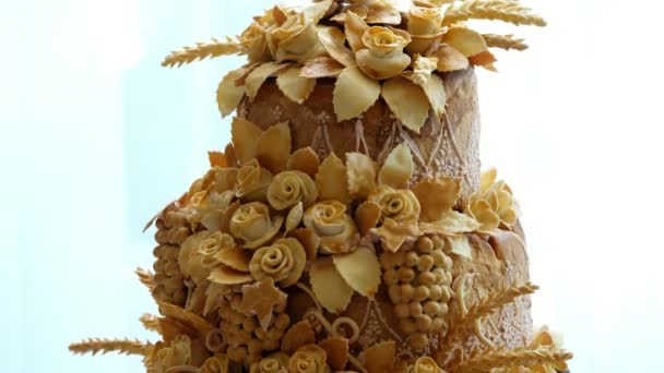 Close-up, pão de casamento, bolo, pão, decorado com várias cores de massa, rosas, folhas de massa. tradições de casamento, decoração — Vídeo de Stock