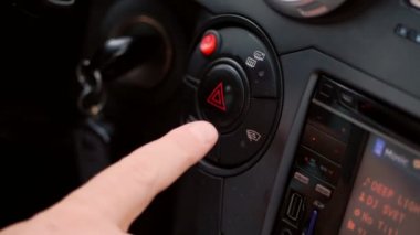 yakın çekim, arabada, sürücüleri el acil ışık presler
