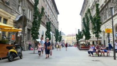 Budapeşte, Macaristan - 5 Temmuz 2018: Genç bir kadın bir sıcak yaz gününde bir sekiz yaşındaki kızı Budapeşte sokaklarında yürüyor. Turistler, tatil.
