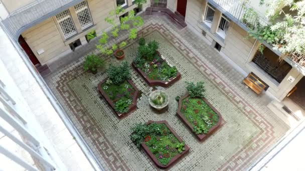 Cour-puits. Un beau patio à l'intérieur de la vieille maison en forme de puits. Intérieur de la cour, La cour intérieure de la maison typiquement hongroise . — Video