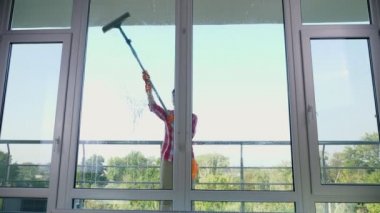 Beyaz güzel bir kadın, ev hanımı ya da Temizleme Servisi, eldiven, neşeli kadın işçi gülümseyen Temizleme, Windows tarafından özel paspas yıkama, onun iş zevk. Temizlikçi kadın