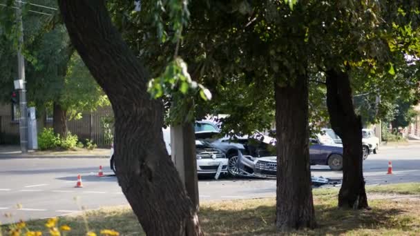 CHERKASY, UCRANIA - 30 de agosto de 2018: Escena de un accidente de tráfico en una carretera. accidente de coche en la calle, automóviles dañados después de la colisión en la ciudad — Vídeos de Stock