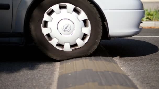 Yakın çekim, arabalar özel kısıtlama yolda, trafik güvenliği hız tümseği bir asfalt yol üzerinde çapraz, — Stok video