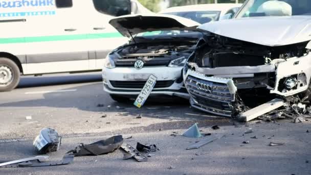 CHERKASY, UCRANIA - 30 de agosto de 2018: Escena de un accidente de tráfico en una carretera. accidente de coche en la calle, automóviles dañados después de la colisión en la ciudad — Vídeo de stock