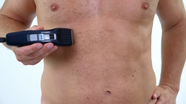 Närbild av en mycket hårig Man frisyr kroppsbehåring på hans, manliga bröst själv med clipper, rakapparat, trimer. isolerade på vit bakgrund. Naken man rakar bröstet — Stockvideo